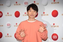 「フラッシュが増えた！」と喜ぶ星野源。