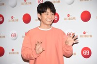 記者陣のリクエストに応える星野源。