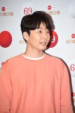 驚く星野源。