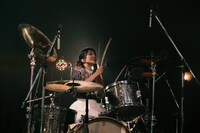 みさこ（Dr）（撮影：山本華）