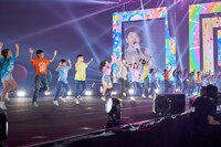 子供たちと踊るナオト・インティライミ。（撮影：新澤和久）