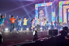 子供たちと踊るナオト・インティライミ。（撮影：新澤和久）