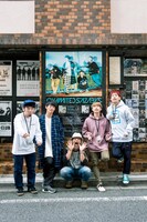 “デカポスター”の前で記念撮影をする04 Limited Sazabysと千葉LOOK店長のサイトウヒロシ氏（中央）。（画像提供：千葉LOOK）