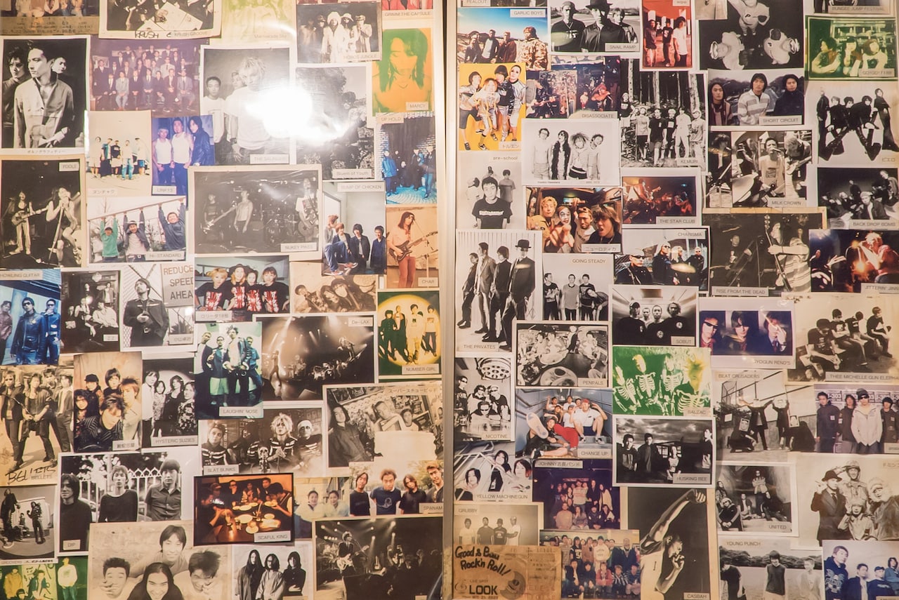 フロアの壁に張り巡らされた出演者のアーティスト写真。