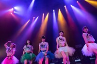 アップアップガールズ（仮）全曲ライブ1部の様子。（撮影：マツオシンジ）