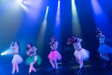 アップアップガールズ（仮）全曲ライブ1部の様子。（撮影：マツオシンジ）