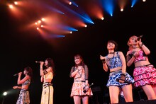 アップアップガールズ（仮）全曲ライブ2部の様子。（撮影：マツオシンジ）