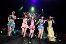 アップアップガールズ（仮）全曲ライブ2部の様子。（撮影：マツオシンジ）