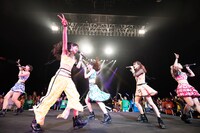 アップアップガールズ（仮）全曲ライブ2部の様子。（撮影：マツオシンジ）