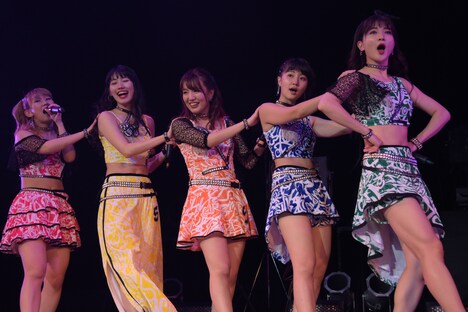 アップアップガールズ（仮）全曲ライブ2部の様子。