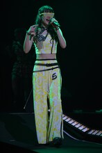 「パーリーピーポーエイリアン」パフォーマンス中の佐保明梨。