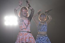 「パーリーピーポーエイリアン」パフォーマンス中の関根梓、新井愛瞳。