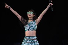 「パーリーピーポーエイリアン」パフォーマンス中の森咲樹。