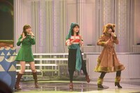 「ひょっこりひょうたん島」をパフォーマンスする指原莉乃、生田絵梨花、菅井友香。