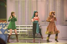 「ひょっこりひょうたん島」をパフォーマンスする指原莉乃、生田絵梨花、菅井友香。