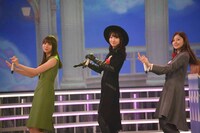 「ひょっこりひょうたん島」をパフォーマンスする小林由依、柏木由紀、白石麻衣。