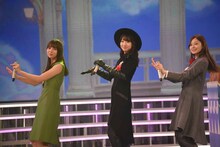 「ひょっこりひょうたん島」をパフォーマンスする小林由依、柏木由紀、白石麻衣。