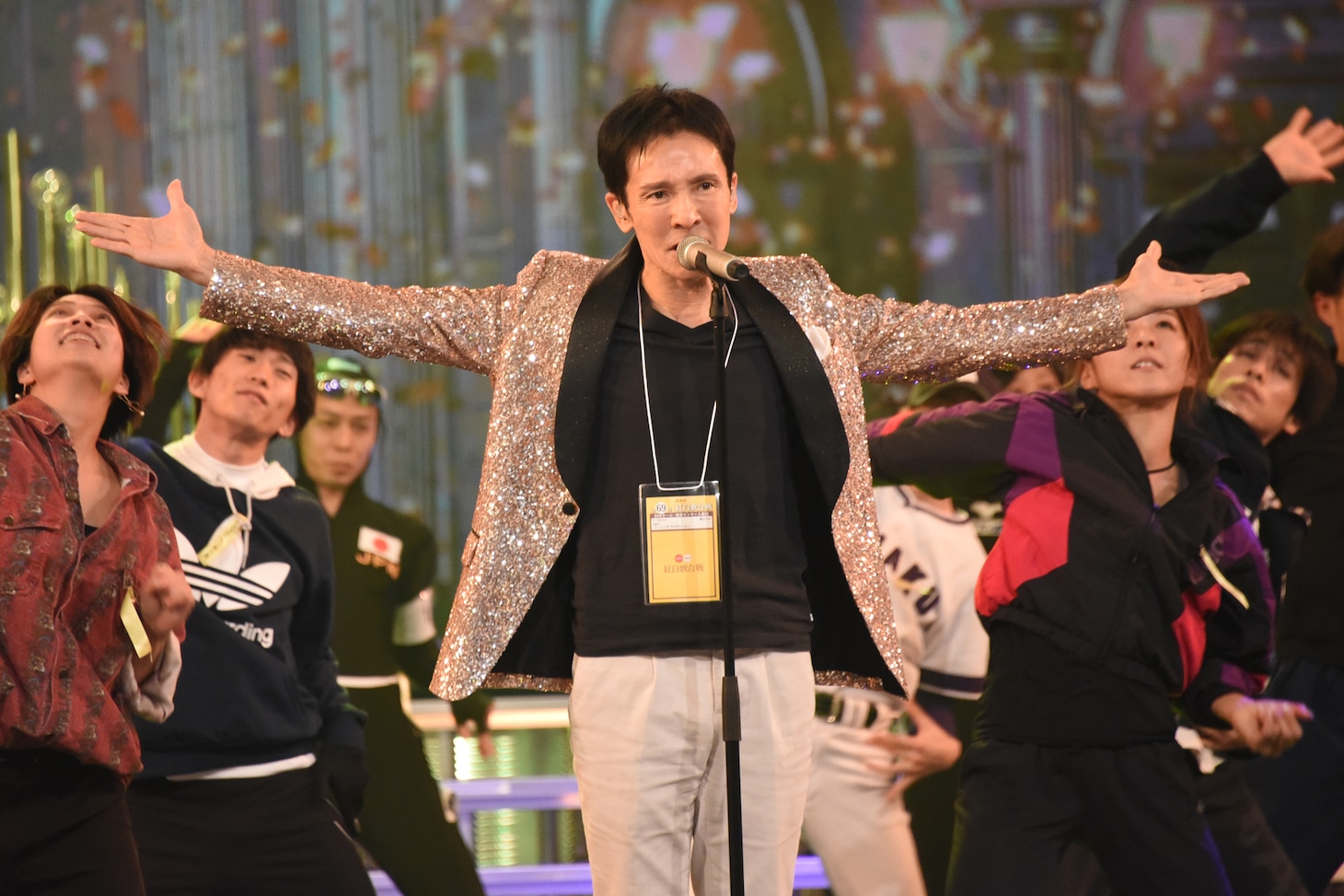 「GOLDFINGER'99～GO！GO！2018～」を披露する郷ひろみ。