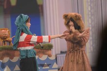 「ひょっこりひょうたん島」をパフォーマンスする生田絵梨花と菅井友香。