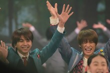 笑顔でパフォーマンスする佐藤勝利（Sexy Zone）と平野紫耀（King & Prince）。