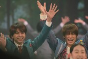 笑顔でパフォーマンスする佐藤勝利(Sexy Zone)と平野紫耀(King & Prince)。