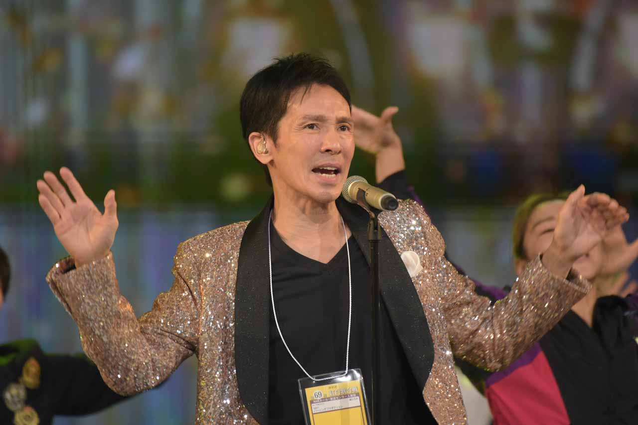 リハーサル中の郷ひろみ。