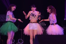 左から森咲樹、佐保明梨、関根梓。