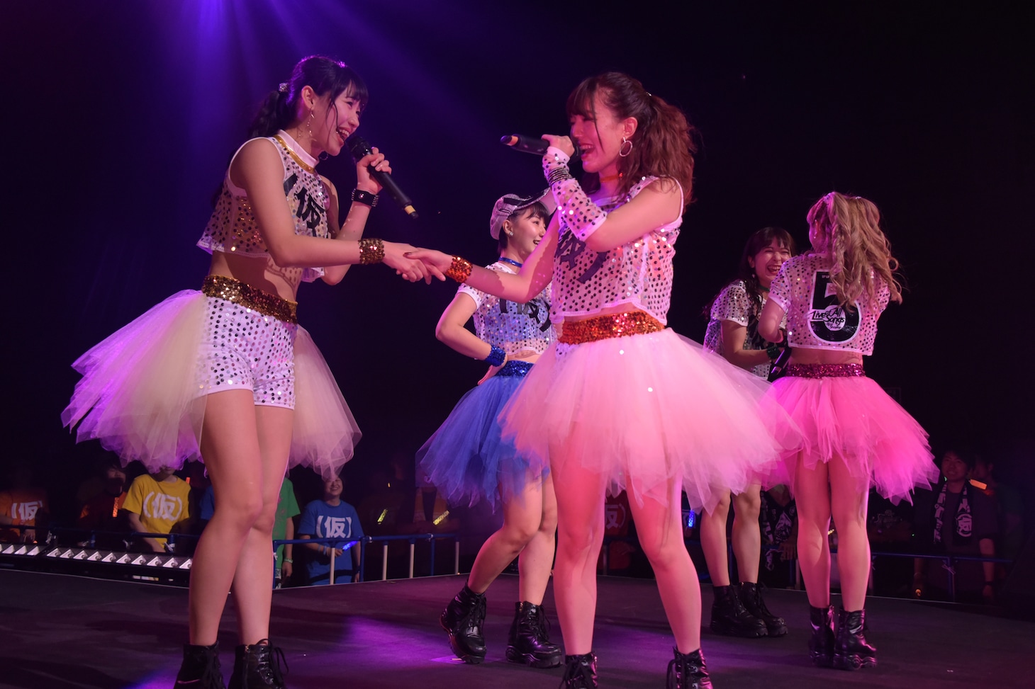 アップアップガールズ（仮）全曲ライブ1部の様子。