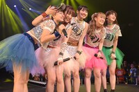 アップアップガールズ（仮）全曲ライブ1部の様子。