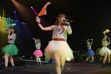 「Rainbow」でタオルを振り回すアップアップガールズ（仮）。