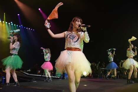 「Rainbow」でタオルを振り回すアップアップガールズ（仮）。