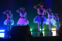 アップアップガールズ（仮）全曲ライブ1部の様子。