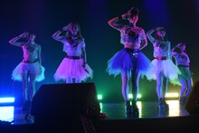 アップアップガールズ（仮）全曲ライブ1部の様子。