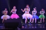 アップアップガールズ（仮）全曲ライブ1部の様子。