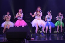 アップアップガールズ（仮）全曲ライブ1部の様子。