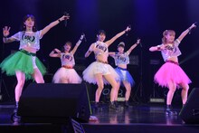 アップアップガールズ（仮）全曲ライブ1部の様子。