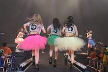 メインステージに走って戻る古川小夏、森咲樹、佐保明梨。