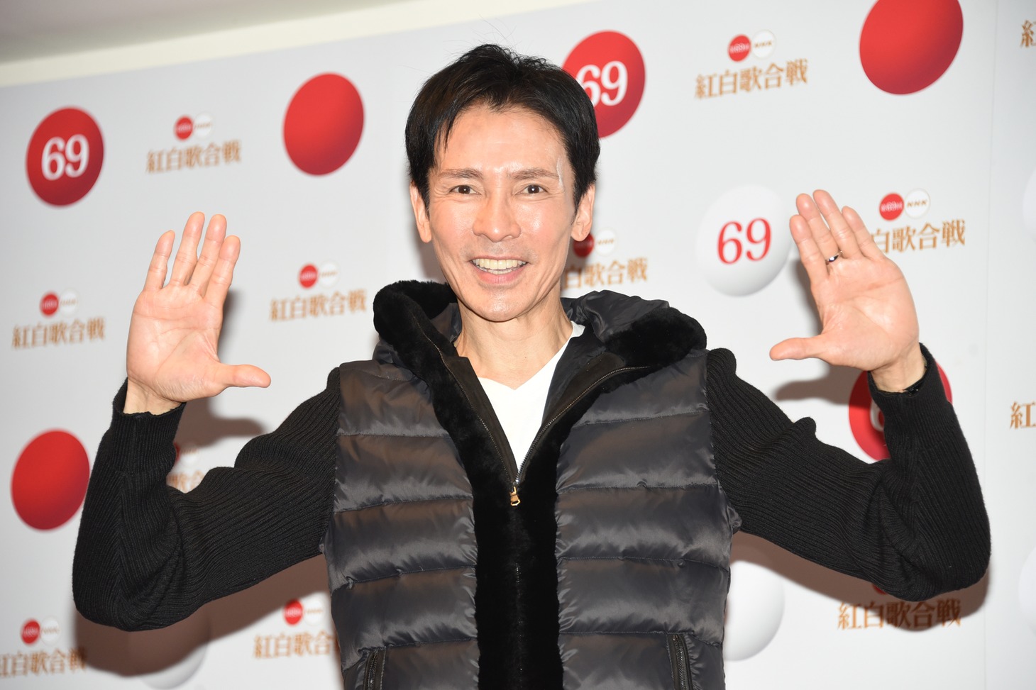カメラマンのリクエストに応え、“A CHI CHI”ポーズを決める郷ひろみ。
