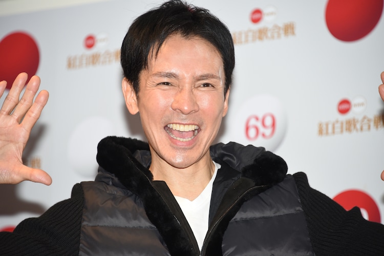 郷ひろみ 今年の紅白は緊張しっぱなし 意識を集中してないといけない 写真10枚 音楽ナタリー 郷ひろみ 今年の紅白は緊張しっぱなし 意識を集中してないといけない 写真10枚 音楽ナタリー