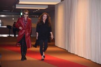 レッドカーペットを歩くYOSHIKIとサラ・ブライトマン。