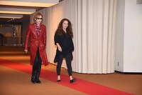 レッドカーペットを歩くYOSHIKIとサラ・ブライトマン。