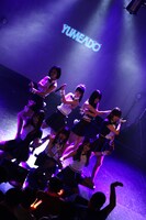 本日12月30日の兵庫・Harbor Studio公演の様子。（写真提供：ソニー・ミュージックアソシエイテッドレコーズ）