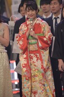 紅組司会の広瀬すず。