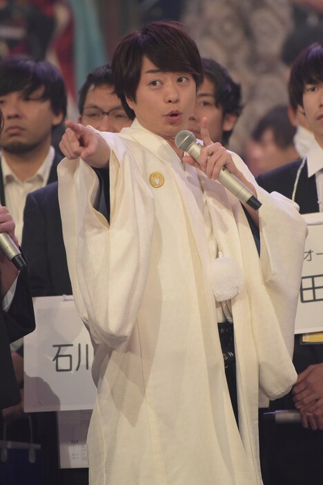 「R.Y.U.S.E.I.」の曲紹介をする白組司会・櫻井翔(嵐)。