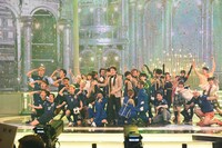 郷ひろみのステージの様子。