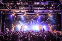 uijinのライブの様子。（撮影：秋和杏佳）