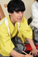 書き初めをするユースケ。