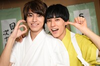 “6ポーズ”をするタカシと“やでポーズ”をするユースケ。