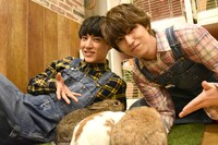 ウサギたち（下）と戯れるユースケ（左）とタカシ（右）。