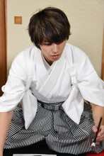 書き初めをするタカシ。